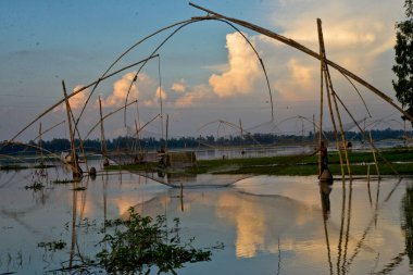 Bangladeşli köylüler 16 Temmuz 2020 'de Jamalpur İlçesi' ndeki sel sularında geleneksel ağ ile balık tutuyorlar.