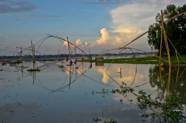 Bangladeşli köylüler 16 Temmuz 2020 'de Jamalpur İlçesi' ndeki sel sularında geleneksel ağ ile balık tutuyorlar.