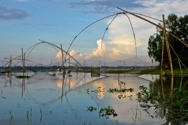 Bangladeşli köylüler 16 Temmuz 2020 'de Jamalpur İlçesi' ndeki sel sularında geleneksel ağ ile balık tutuyorlar.