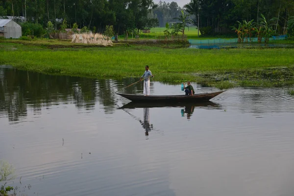 Bangladeshi Villagers Cross Flood Waters Boat Make Way Home Jamalpur — Stock Photo, Image