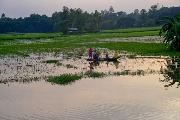Bangladeshi Villagers Cross Flood Waters Boat Make Way Home Jamalpur — Stock Photo, Image