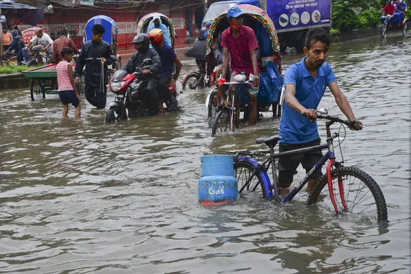 2020年7月22日 一些车辆试开 民众正在孟加拉国的达卡街道上行走 暴雨在孟加拉国达卡市的大部分地区造成了极端的水涝 — 图库照片