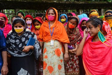 Jointex Knitwear Limited 'in giysi işçileri, 23 Temmuz 2020' de Bangladeş 'in Dhaka kentindeki Ulusal Basın Kulübü önünde yasadışı işten çıkarmalara karşı bir gösteri düzenledi.