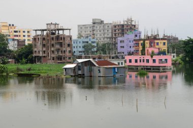 23 Temmuz 2020 'de Bangladeş' teki Dhaka şehrinin Lowlands bölgesindeki sel basmış evlerin manzarası