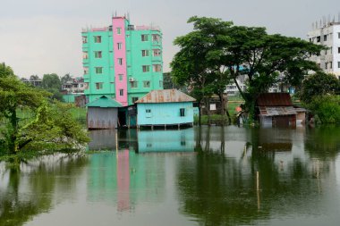 23 Temmuz 2020 'de Bangladeş' teki Dhaka şehrinin Lowlands bölgesindeki sel basmış evlerin manzarası