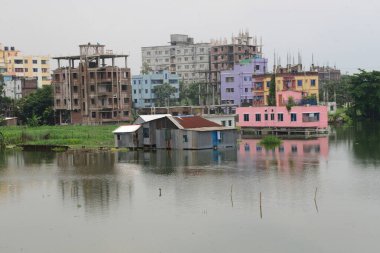 23 Temmuz 2020 'de Bangladeş' teki Dhaka şehrinin Lowlands bölgesindeki sel basmış evlerin manzarası