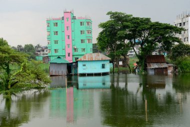 23 Temmuz 2020 'de Bangladeş' teki Dhaka şehrinin Lowlands bölgesindeki sel basmış evlerin manzarası
