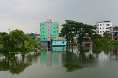 23 Temmuz 2020 'de Bangladeş' teki Dhaka şehrinin Lowlands bölgesindeki sel basmış evlerin manzarası