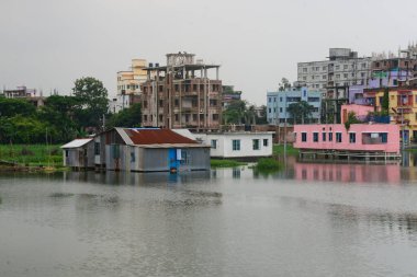 23 Temmuz 2020 'de Bangladeş' teki Dhaka şehrinin Lowlands bölgesindeki sel basmış evlerin manzarası
