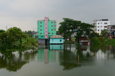 23 Temmuz 2020 'de Bangladeş' teki Dhaka şehrinin Lowlands bölgesindeki sel basmış evlerin manzarası