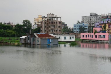 23 Temmuz 2020 'de Bangladeş' teki Dhaka şehrinin Lowlands bölgesindeki sel basmış evlerin manzarası