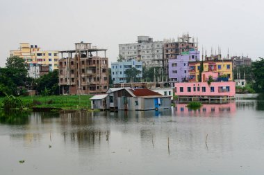 23 Temmuz 2020 'de Bangladeş' teki Dhaka şehrinin Lowlands bölgesindeki sel basmış evlerin manzarası