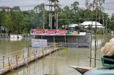 24 Temmuz 2020 'de Dhaka, Bangladeş yakınlarındaki Manikganj' da sel sularıyla çevrili köylü evi görüldü. Güney Asya 'da şiddetli muson yağmurlarından kaynaklanan ölüm bilançosu yaklaşık 200' e yükseldi. Neredeyse dört milyon insan muson selleri tarafından vuruldu.