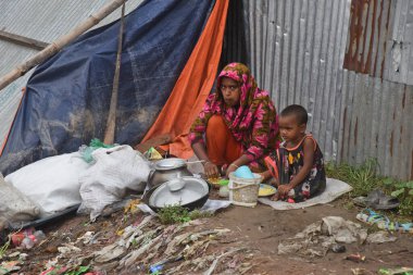 24 Temmuz 2020 'de Dhaka, Bangladeş yakınlarındaki Manikganj' da selden etkilenen bir aile, yüksek mevkiye sığındı. Güney Asya 'da şiddetli muson yağmurlarından kaynaklanan ölüm bilançosu yaklaşık 200' e yükseldi. Neredeyse dört milyon insan muson yağmurlarıyla vuruldu.