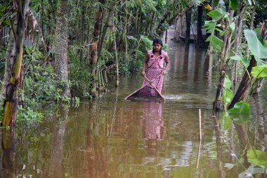 24 Temmuz 2020 'de Dhaka, Bangladeş yakınlarındaki Manikganj' da sel sularında balık tutan bir köy kızı. Güney Asya 'da şiddetli muson yağmurlarından kaynaklanan ölüm bilançosu yaklaşık 200' e yükseldi. Sou 'da neredeyse dört milyon kişi muson selleri tarafından vuruldu.
