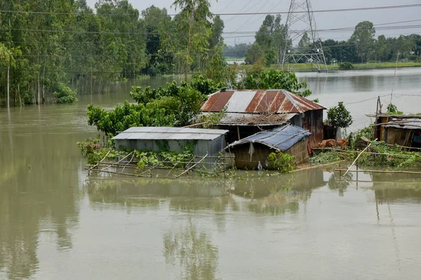 2020年7月24日 在孟加拉国达卡附近的Manikganj 村民的房子被洪水包围 南亚各地季风暴雨造成的死亡人数已上升至近200人 近400万人受到季风洪水的袭击 — 图库照片