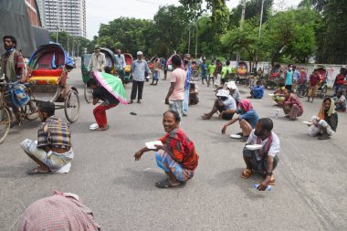 25 Temmuz 2020 'de Bangladeş' in Dhaka kentindeki COVID-19 Coronavirüs salgını sırasında insanlar yiyecek yardımı almak için kuyrukta bekliyorlar.