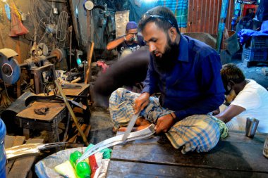  Demirci, Bangladeş, Dhaka 'da 28 Temmuz 2020' de bıçak üretiyor. Kurban edilecek sığırların kurban edilmesinde kullanılacak..  