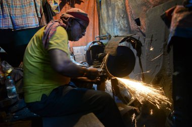  Demirci, Bangladeş, Dhaka 'da 28 Temmuz 2020' de bıçak üretiyor. Kurban edilecek sığırların kurban edilmesinde kullanılacak..  