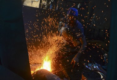  Demirci, Bangladeş, Dhaka 'da 28 Temmuz 2020' de bıçak üretiyor. Kurban edilecek sığırların kurban edilmesinde kullanılacak..  