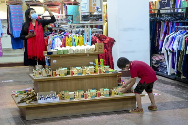 Compradores Bangladesíes Con Máscara Facial Para Comprar Ropa Centro Comercial — Foto de Stock