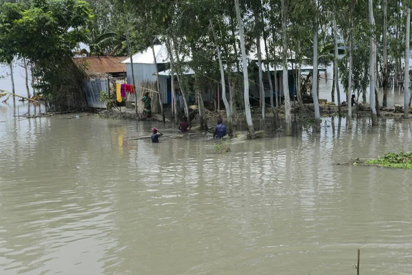 Casa Los Aldeanos Vista Rodeada Por Agua Inundación Las Afueras — Foto de Stock