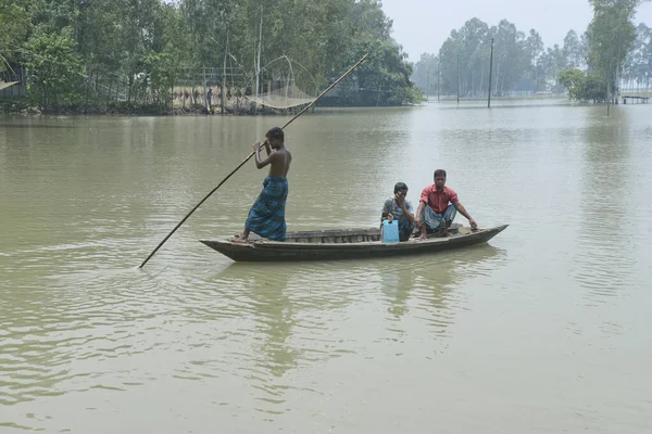 2020年8月4日にバングラデシュのジャマルプル郡で洪水の水を介してボートに乗る — ストック写真