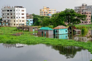 Bangladeş 'in Dhaka şehrinin Lowland bölgesinde 6 Ağustos 2020' de sel sularıyla çevrili evler görülüyor.
