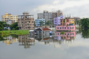 Bangladeş 'in Dhaka şehrinin Lowland bölgesinde 6 Ağustos 2020' de sel sularıyla çevrili evler görülüyor.