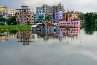 Bangladeş 'in Dhaka şehrinin Lowland bölgesinde 6 Ağustos 2020' de sel sularıyla çevrili evler görülüyor.