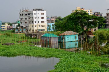 Bangladeş 'in Dhaka şehrinin Lowland bölgesinde 6 Ağustos 2020' de sel sularıyla çevrili evler görülüyor.