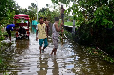 Vatandaşlar 6 Ağustos 202 'de Bangladeş' in Dhaka şehrinin ovalardaki bir sel suları caddesinde yürür.