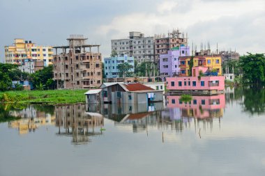 Bangladeş 'in Dhaka şehrinin Lowland bölgesinde 6 Ağustos 2020' de sel sularıyla çevrili evler görülüyor.