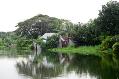 Bangladeş 'in Dhaka şehrinin Lowland bölgesinde 6 Ağustos 2020' de sel sularıyla çevrili evler görülüyor.