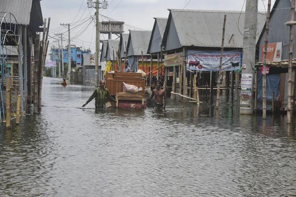Pueblos Con Sus Muebles Mueven Por Calles Inundadas Savar Cerca — Foto de Stock