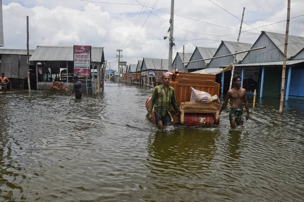 2020年8月7日 孟加拉国达卡附近的萨瓦尔 村民们带着家具穿过被洪水淹没的街道 — 图库照片