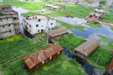 Bangladeş 'in Dhaka şehrinin Lowland bölgesinde 8 Ağustos 2020' de evlerin sel sularıyla çevrili olduğu görülmektedir.