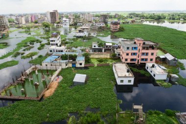 Bangladeş 'in Dhaka şehrinin Lowland bölgesinde 8 Ağustos 2020' de evlerin sel sularıyla çevrili olduğu görülmektedir.