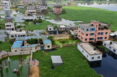 Bangladeş 'in Dhaka şehrinin Lowland bölgesinde 8 Ağustos 2020' de evlerin sel sularıyla çevrili olduğu görülmektedir.