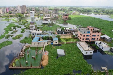 Bangladeş 'in Dhaka şehrinin Lowland bölgesinde 8 Ağustos 2020' de evlerin sel sularıyla çevrili olduğu görülmektedir.