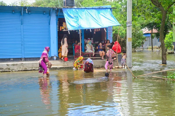 Villagers Walk Flooded Street Savar Dhaka Bangladesh August 2020 — Stock Photo, Image
