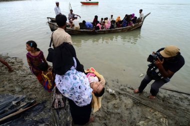 Rohingya mültecileri 10 Eylül 2017 'de Şah Porir Dwip Bangladeş' e ulaştıktan sonra anakaraya girdiler. Yaklaşık 400.000 Rohingyalı mülteci, Rakhine 'deki şiddet olayları sırasında Ağustos ayı sonlarından beri Bangladeş' e kaçtı. .