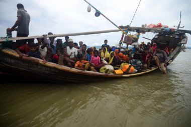 Rohingya mültecileri 10 Eylül 2017 'de Şah Porir Dwip Bangladeş' e ulaştıktan sonra anakaraya girdiler. Yaklaşık 400.000 Rohingyalı mülteci, Rakhine 'deki şiddet olayları sırasında Ağustos ayı sonlarından beri Bangladeş' e kaçtı. .