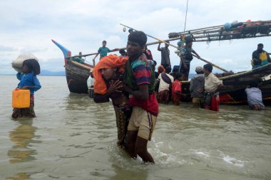 Rohingya mültecileri 10 Eylül 2017 'de Şah Porir Dwip Bangladeş' e ulaştıktan sonra anakaraya girdiler. Yaklaşık 400.000 Rohingyalı mülteci, Rakhine 'deki şiddet olayları sırasında Ağustos ayı sonlarından beri Bangladeş' e kaçtı. .