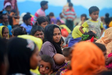 Rohingya mültecileri 10 Eylül 2017 'de Şah Porir Dwip Bangladeş' e ulaştıktan sonra anakaraya girdiler. Yaklaşık 400.000 Rohingyalı mülteci, Rakhine 'deki şiddet olayları sırasında Ağustos ayı sonlarından beri Bangladeş' e kaçtı. .