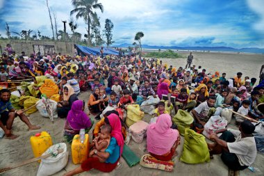 Rohingya mültecileri 10 Eylül 2017 'de Şah Porir Dwip Bangladeş' e ulaştıktan sonra anakaraya girdiler. Yaklaşık 400.000 Rohingyalı mülteci, Rakhine 'deki şiddet olayları sırasında Ağustos ayı sonlarından beri Bangladeş' e kaçtı. .
