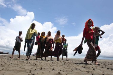 Rohingya mültecileri 10 Eylül 2017 'de Şah Porir Dwip Bangladeş' e ulaştıktan sonra anakaraya girdiler. Yaklaşık 400.000 Rohingyalı mülteci, Rakhine 'deki şiddet olayları sırasında Ağustos ayı sonlarından beri Bangladeş' e kaçtı. .