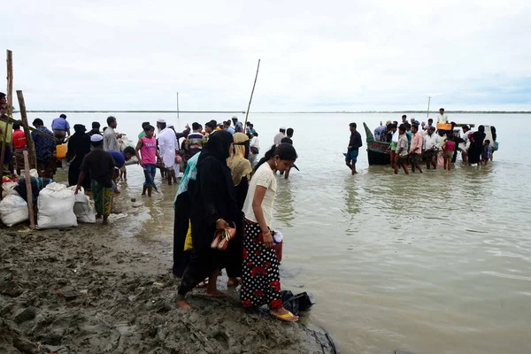 Rohingya Refugees Cross Mainland Arriving Bangladesh September 2017 Shah Porir — Stock Photo, Image