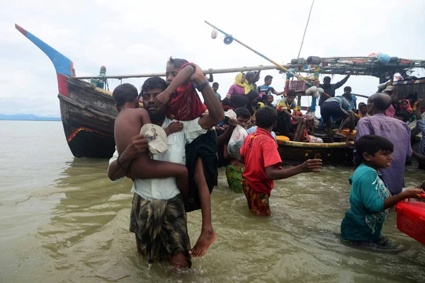 Rohingya Refugees Cross Mainland Arriving Bangladesh September 2017 Shah Porir — Stock Photo, Image