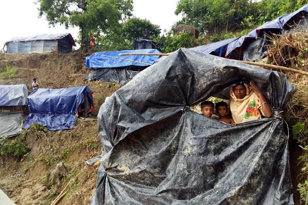 Rohingya mültecileri 10 Eylül 2017 'de Şah Porir Dwip Bangladeş' e ulaştıktan sonra anakaraya girdiler. Yaklaşık 400.000 Rohingyalı mülteci, Rakhine 'deki şiddet olayları sırasında Ağustos ayı sonlarından beri Bangladeş' e kaçtı. .